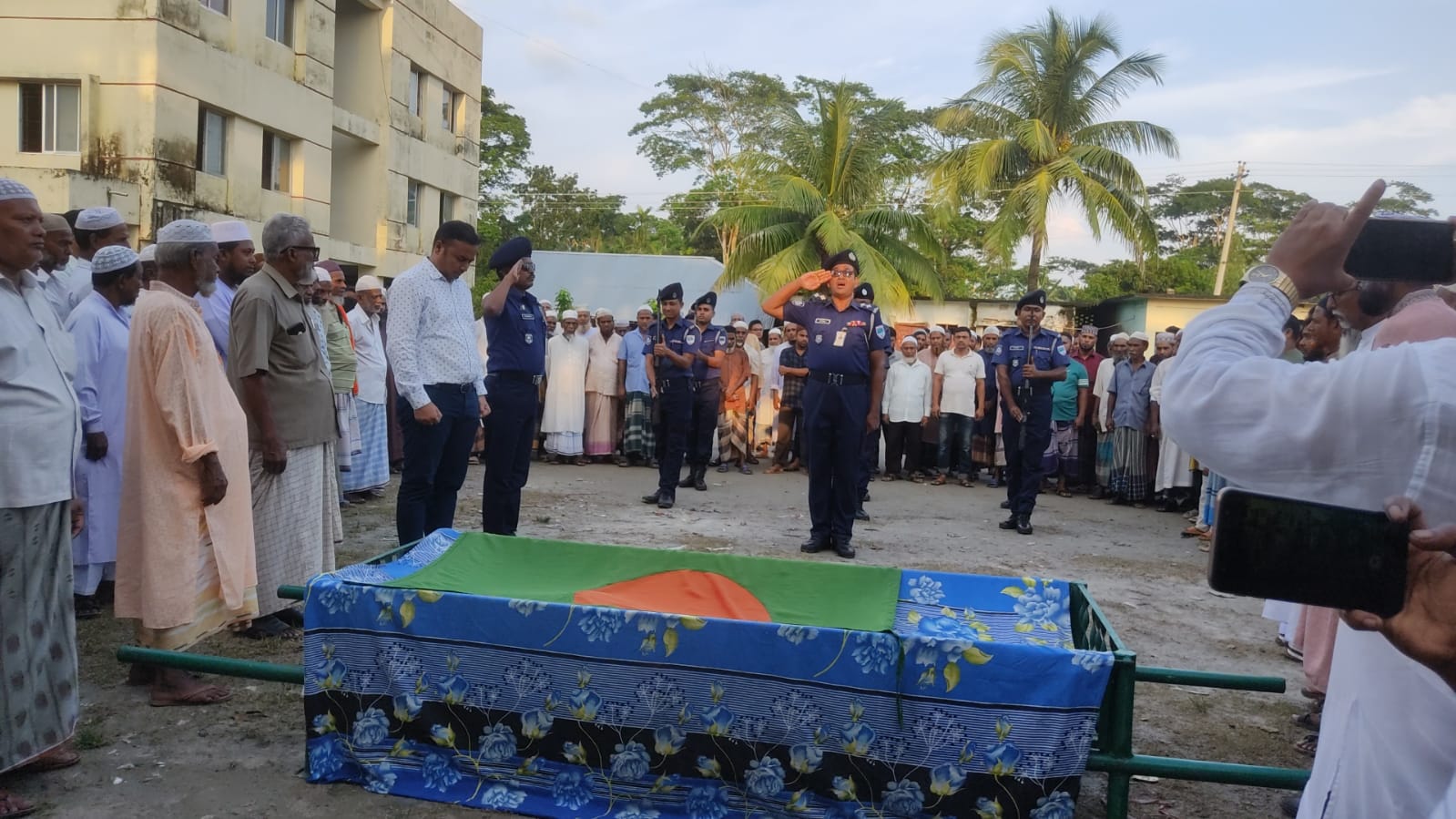 শরণখোলায় বীর মুক্তিযোদ্ধা আঃ হককে রাস্ট্রীয় মর্যাদায় দাফন