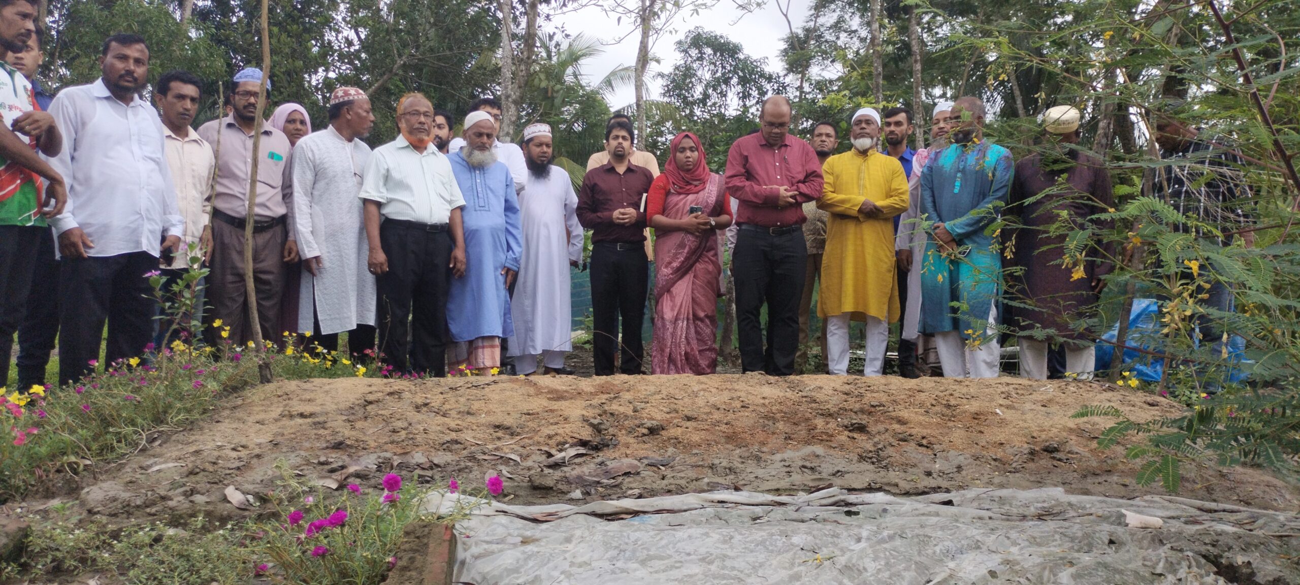 ছাত্র বৈষম্যবিরোধী আন্দোলনে শহীদ জিহাদের সমাধিস্থলে জেলা প্রশাসক  মো. বেল্লাল হোসেন, দশমিনা (পটুয়াখালী) প্রতিনিধি  ছাত্র বৈষম বিরোধী আন্দোলনে নিহত পটুয়াখালী জেলার দশমিনা উপজেলায় শহীদ জিহাদের সমাধি স্থলে যান পটুয়াখালী জেলা প্রশাসক আবু হাসনাত মোহাম্মদ আরেফীন।  দুপুর ২ টায় সমাধি স্থলে গিয়ে শহীদ জিহাদের করব জিয়ারত করেন এবং তার পরিবারের খোঁজ খবর নেন।  এ সময় আরো উপস্থিত ছিলেন উপজেলা উপজেলা নির্বাহী কর্মকর্তা (ইউএনও) নাফিসা নাজ নীরা, সহকারী কমিশনার (ভুমি) ওয়াসিউজ্জামান চৌধুরী, শহীদ জিহাদের বাবা নুরু হোসেন মোল্লা, বিএনপির সভাপতি আবদুল আলীম তালুকদার, সাধারণ সম্পাদক শাহ আলম শানু, যুগ্ম-সাধারণ সম্পাদক ফখরুজ্জামান বাদল, যুবদলের যুগ্ন আহবায়ক আল-আমিন মোল্লা, মডেল মসজিদের পেশ ইমাম মওলানা রেজাউল করিম সহ সদর ইউনিয়ন পরিষদের ইউপি সদস্য ও স্থানীয় গন্যমান্য ব্যক্তি বর্গ।