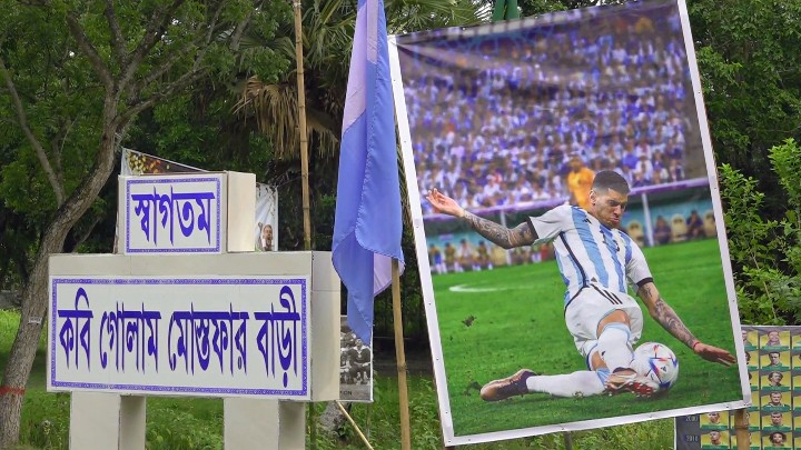 বিশ্বকাপের রঙে রঙিন কবি গোলাম মোস্তফার বাড়ি,বিশ্বকাপ ফুটবল খেলার উৎসবে মেতেছে পুরো গ্রাম