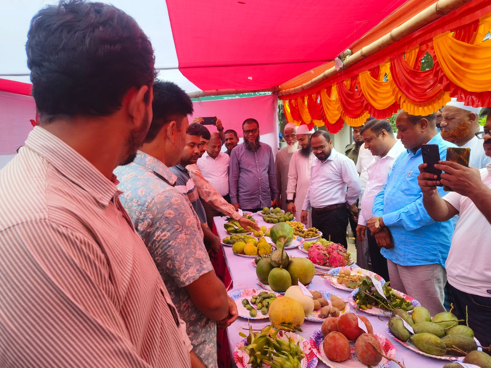 আমতলীতে দিনব্যাপী জাতীয় ফল মেলা অনুষ্ঠিত!
