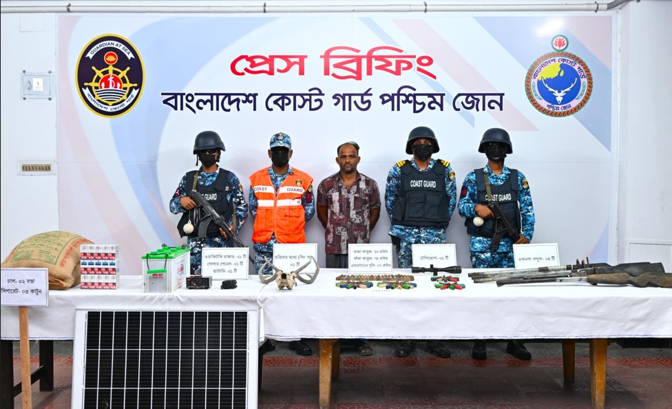 কোস্ট গার্ডের অভিযানে অস্ত্র-গোলাবারুদসহ ডাকাত বাহিনীর সদস্য আটক