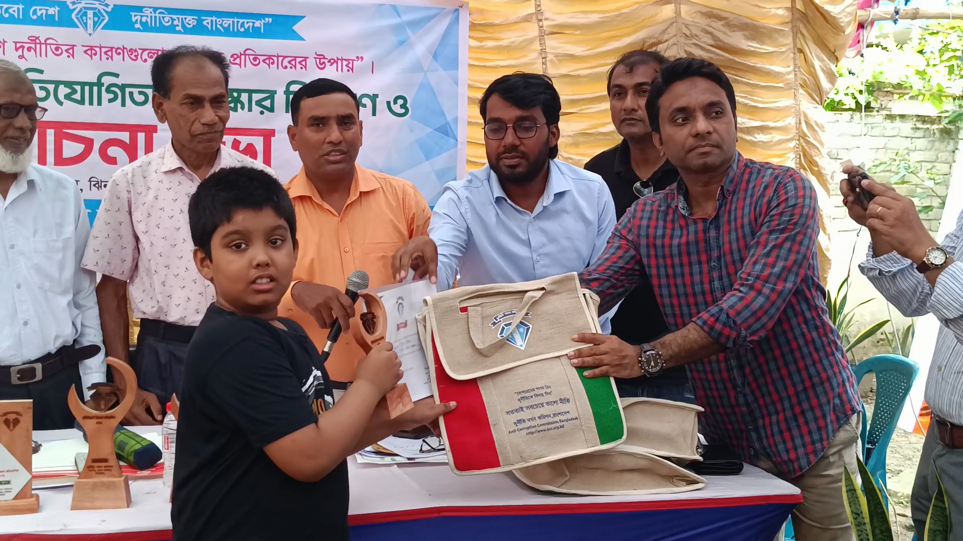 ঝিনাইদহে দুর্নীতি বিরোধী চিত্রাংকন ও রচনা প্রতিযোগীতা
