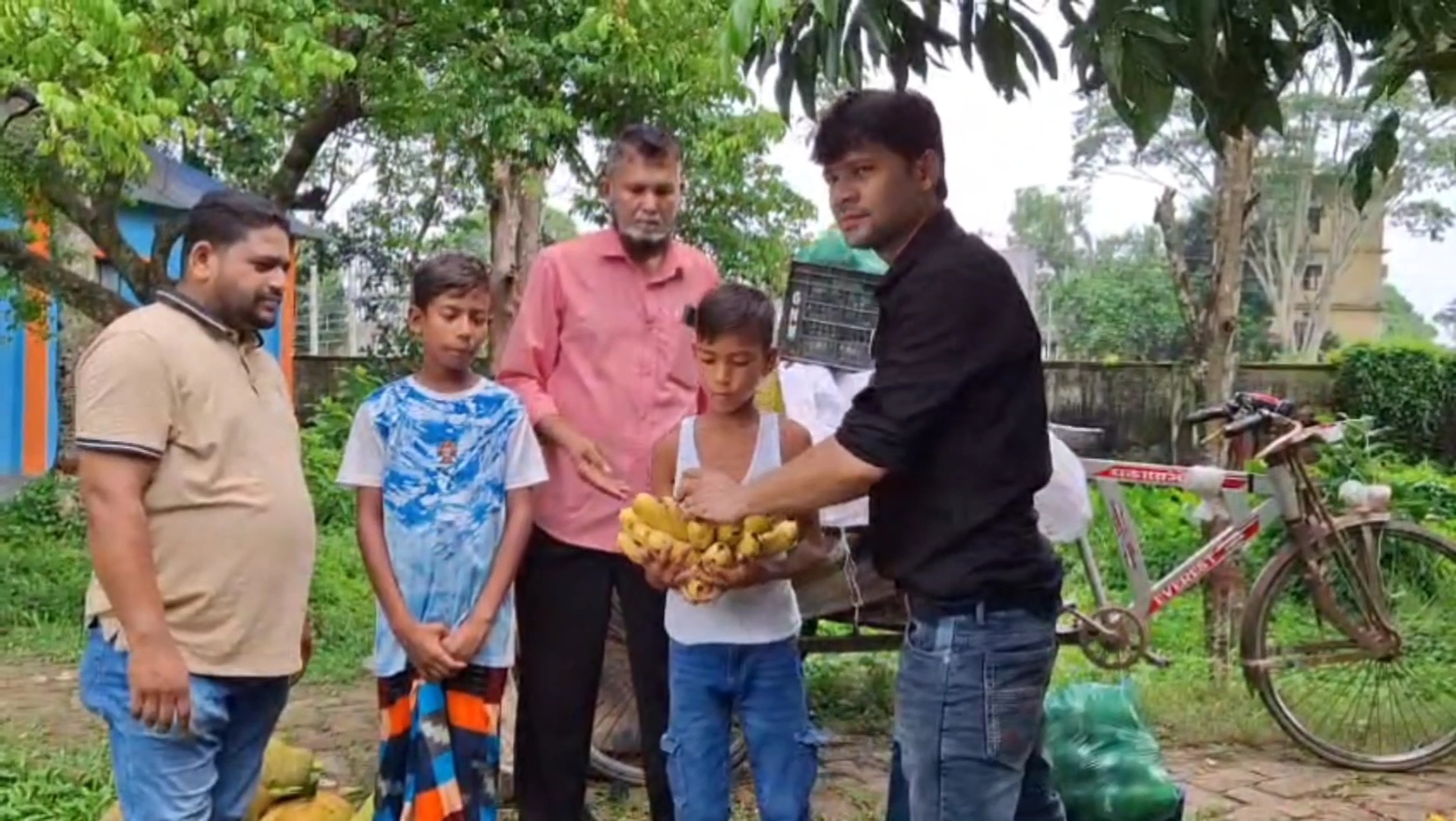 শরীয়তপুরে শেখ মোহাম্মদ ইয়াসিনের উদ্যোগে তিন শতাধিক এতিমের মাঝে মৌসুমি ফল বিতরণ