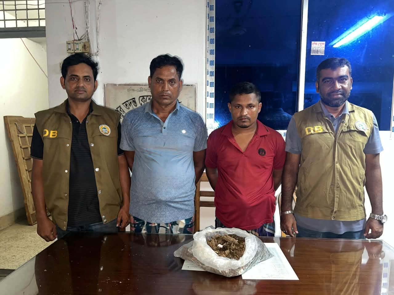 কুয়াকাটায় ডিবি পুলিশের অভিযানে ১ কেজি গাঁজাসহ আটক ২
