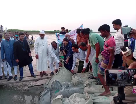 ফরিদপুরে নদীভাঙন রোধে জিও ব্যাগ ফেলা শুরু, উদ্বোধন করলেন এমপি নায়াব ইউসুফ