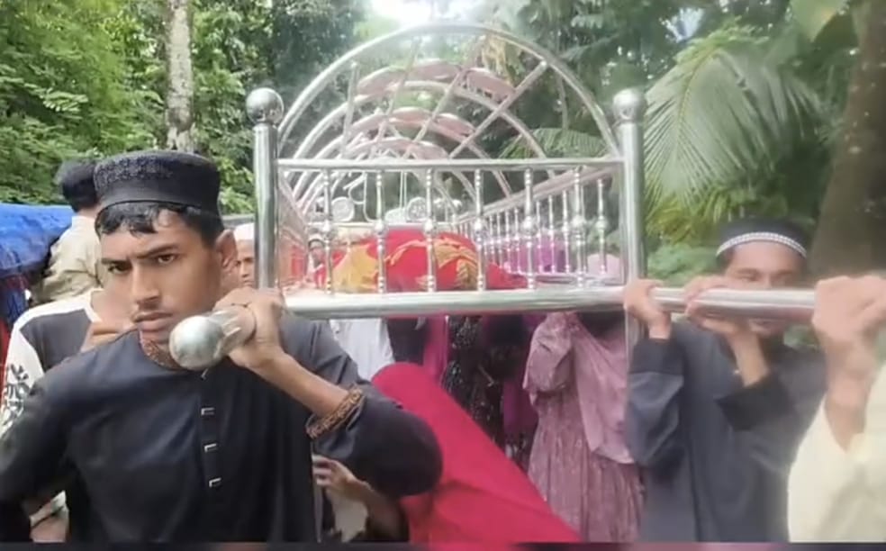 চরফ্যাশনে পরীক্ষা দিতে যাওয়ার পথে সড়ক দুর্ঘটনায় শিক্ষার্থী নিহত   মরদেহ কাঁধে নিয়ে সহপাঠীদের ক্ষোভ