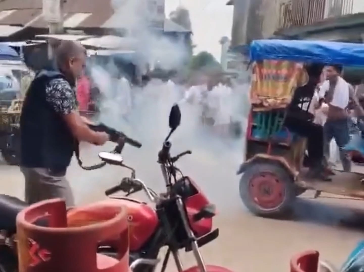 চরফ্যাশনে এইচএসসি পরিক্ষা কেন্দ্রে পরীক্ষার্থীদের হামলা ভাংচুর,টিয়ারগ্যাস নিক্ষেপ 