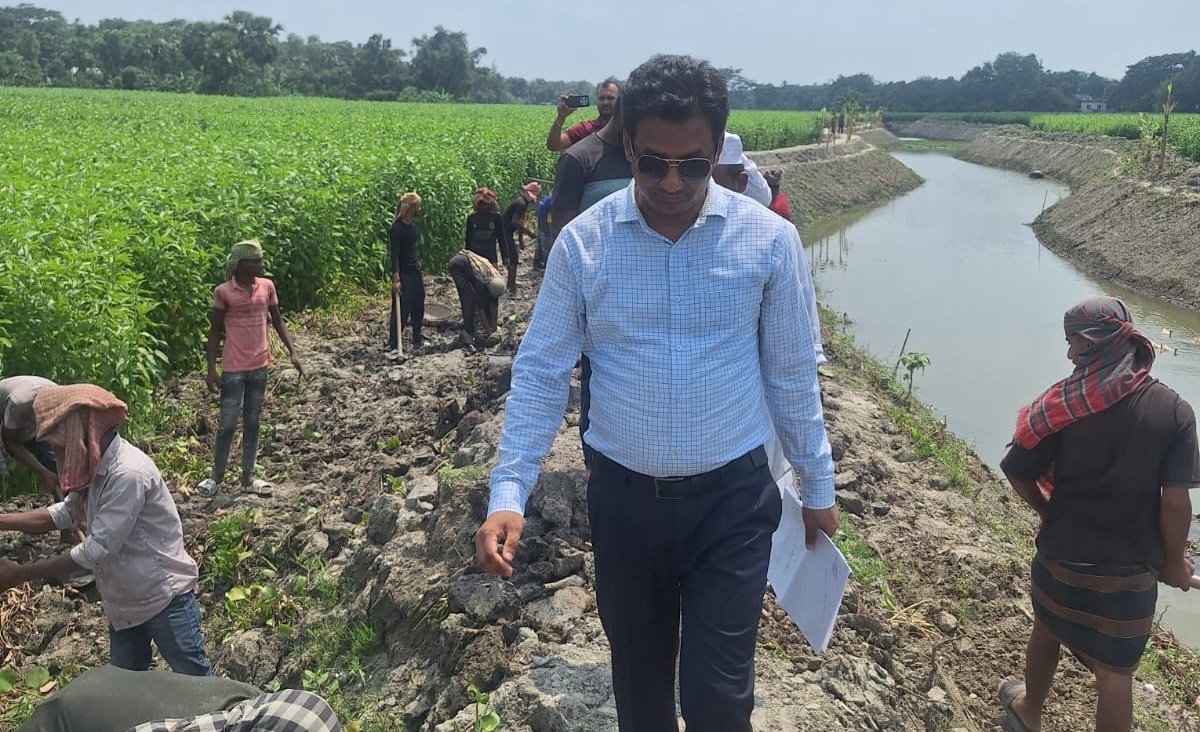 খাল পুনঃখননে ৭৩ লাখ টাকা সাশ্রয়, সরকারি কোষাগারে ফেরত দিলেন সালথার ইউএনও