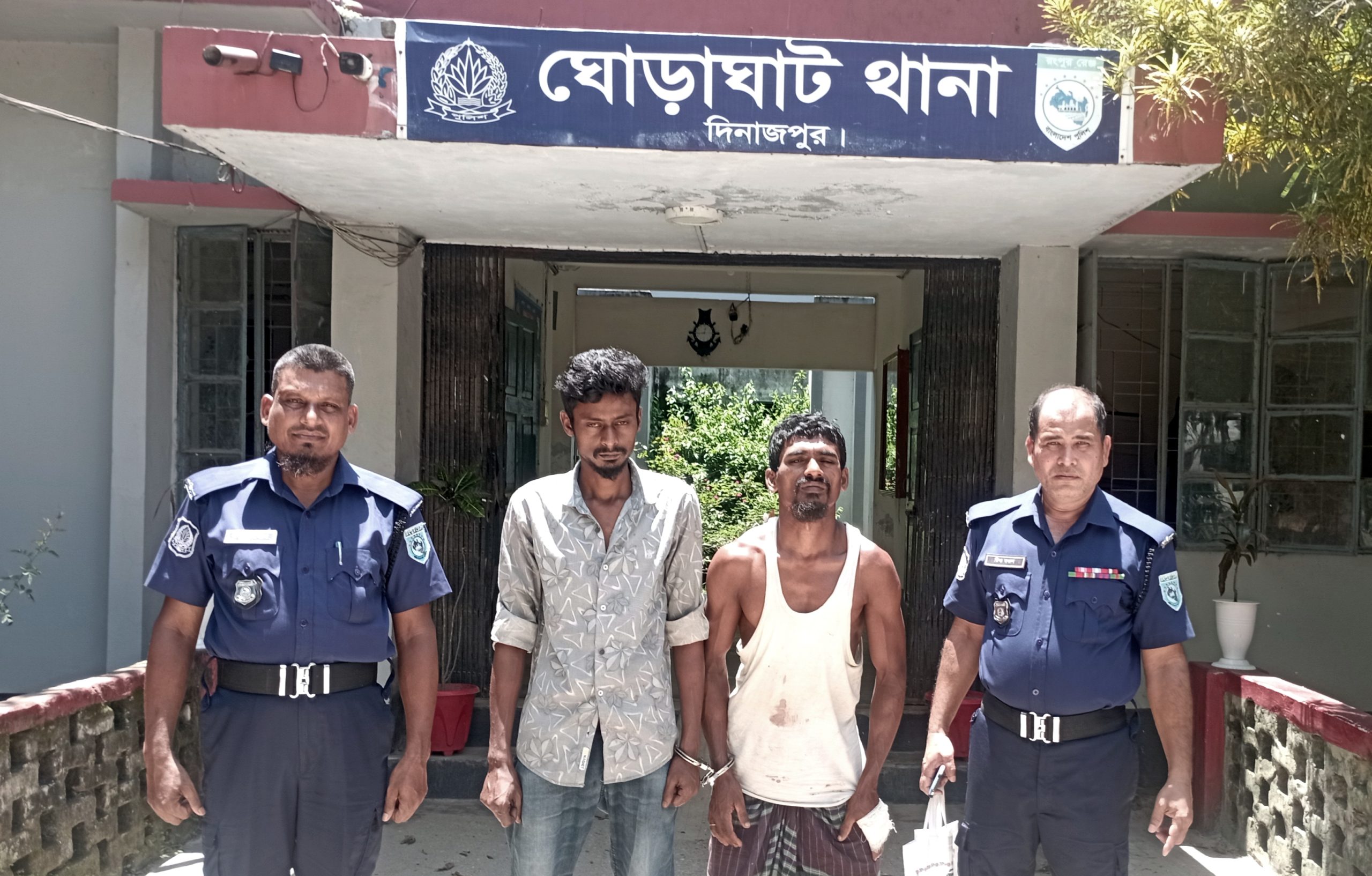 ঘোড়াঘাটে চিৎকারে ব্যর্থ গরু চুরির চেষ্টা, গণধোলাইয়ের পর গ্রেপ্তার দুই যুবক