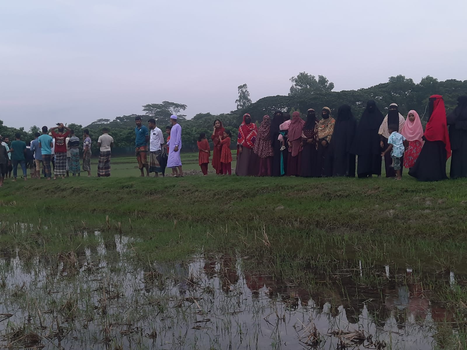তালতলীতে ক্ষমতার দাপটে সরকারি রাস্তা কেটে ফেলায় দুর্ভোগে দুই গ্রামের দেড় হাজার মানুষ!