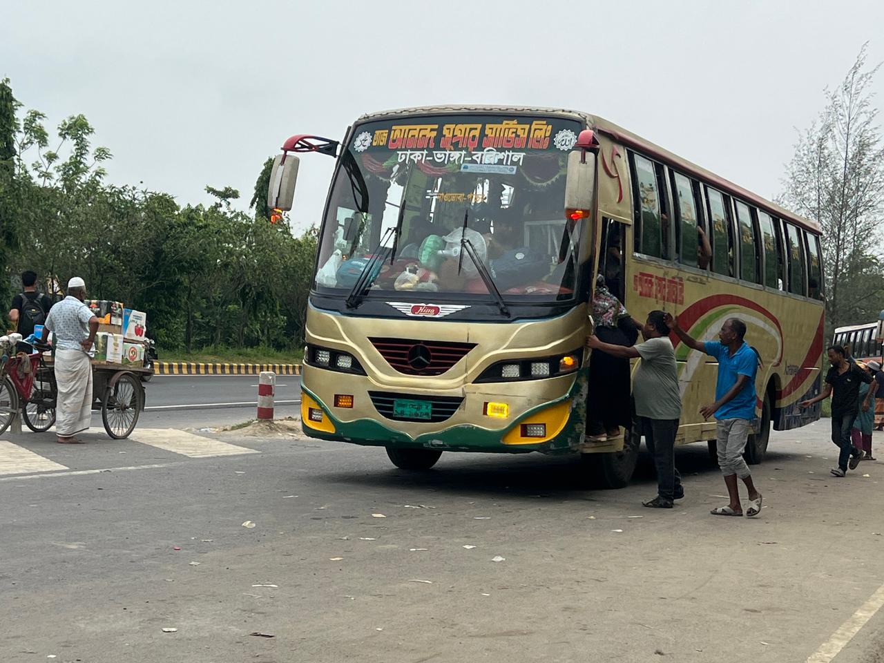 পদ্মা সেতুর দক্ষিণপ্রান্তে বাস থামিয়ে চাঁদাবাজির অভিযোগ, মাসে অর্ধকোটি টাকা আদায়