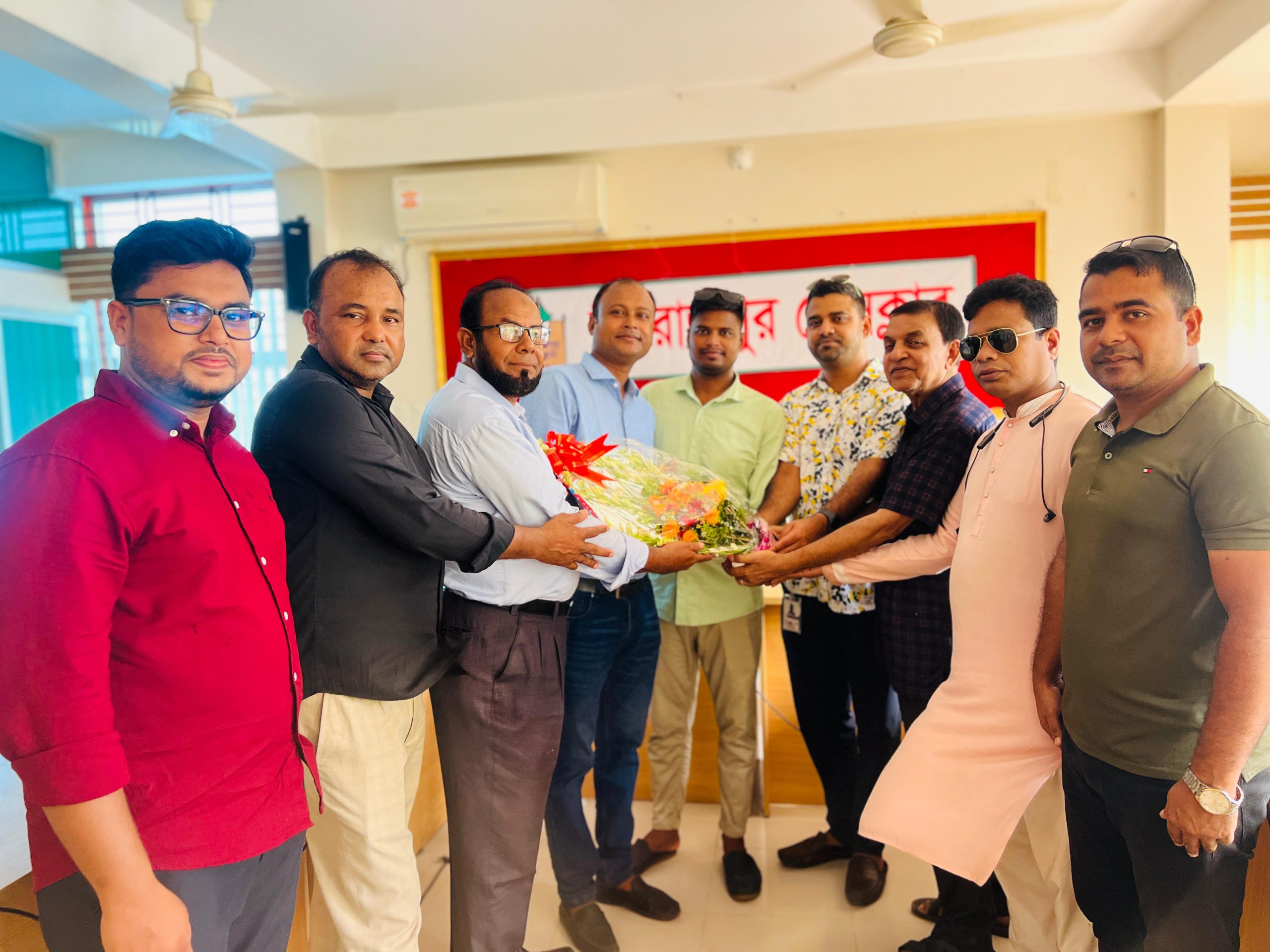 পিরোজপুরে আগত শরীয়তপুরের সাংবাদিকদের ফুলেল সংবর্ধনা ও মতবিনিময়