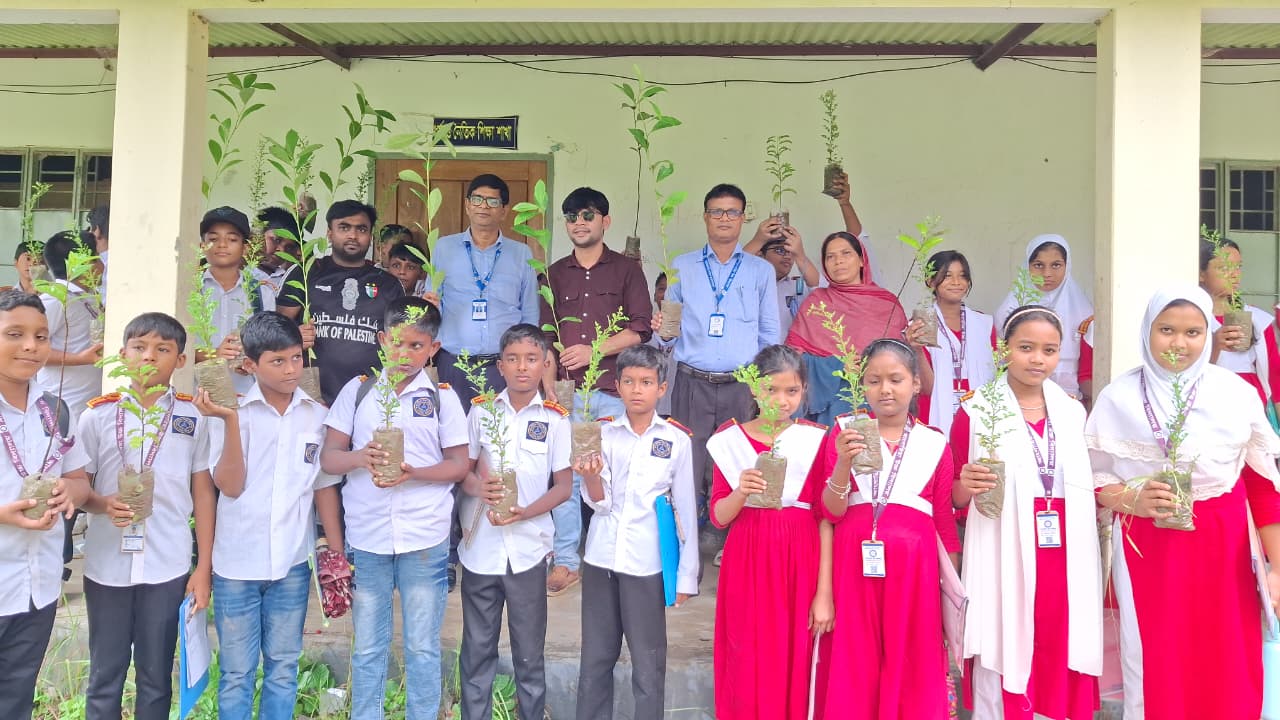 শরীয়তপুরে শেখ ইয়াসিনের উদ্যোগে শিক্ষার্থীদের মাঝে গাছের চারা বিতরণ