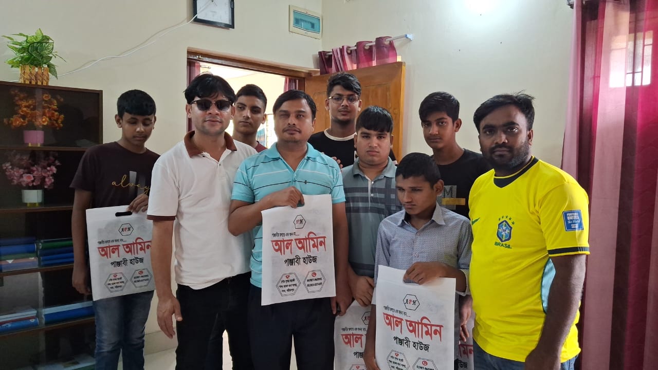 শরীয়তপুরে শেখ ইয়াসিনের উদ্যোগে দৃষ্টি প্রতিবন্ধী শিক্ষার্থীদের নতুন পোশাক উপহার