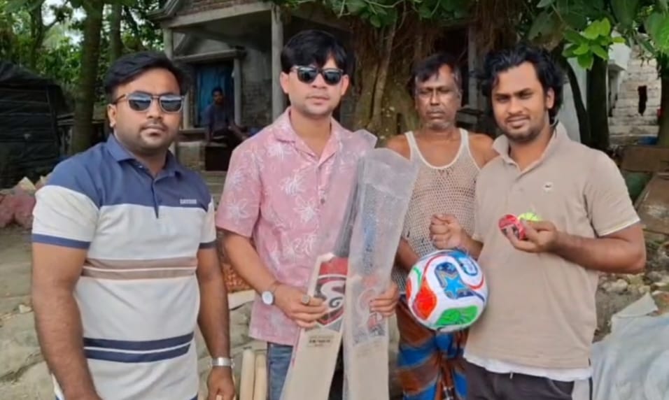 শরীয়তপুরে শেখ ইয়াসিনের উদ্যোগে বেঁদেপল্লীর যুবকদের ক্রীড়া সামগ্রী ও অসহায়দের নগদ অর্থ বিতরণ
