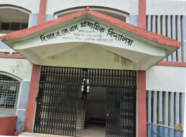 ফি দিতে দেরি হওয়ায় পরীক্ষার্থীকে হল থেকে বের করে দিলেন প্রধান শিক্ষক