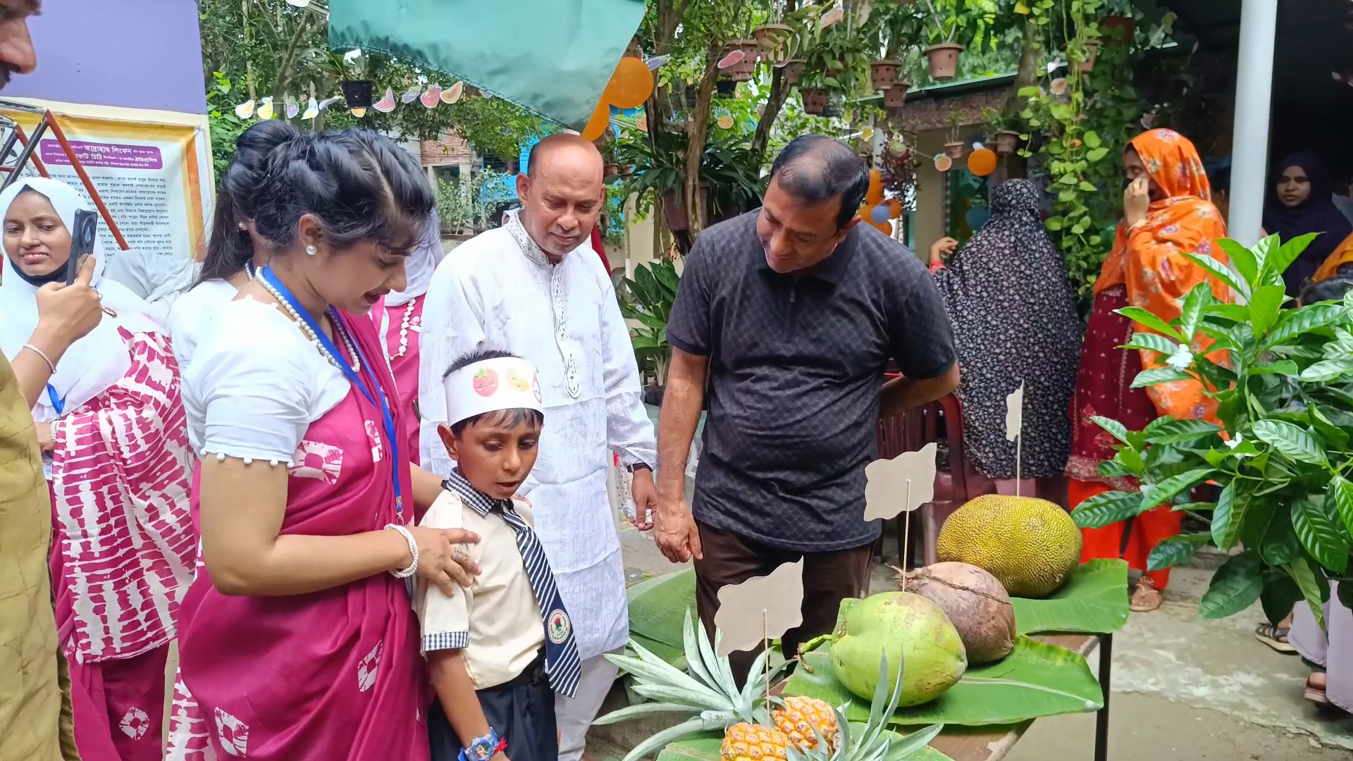 ঝিনাইদহে জমজমাট ফল উৎসব