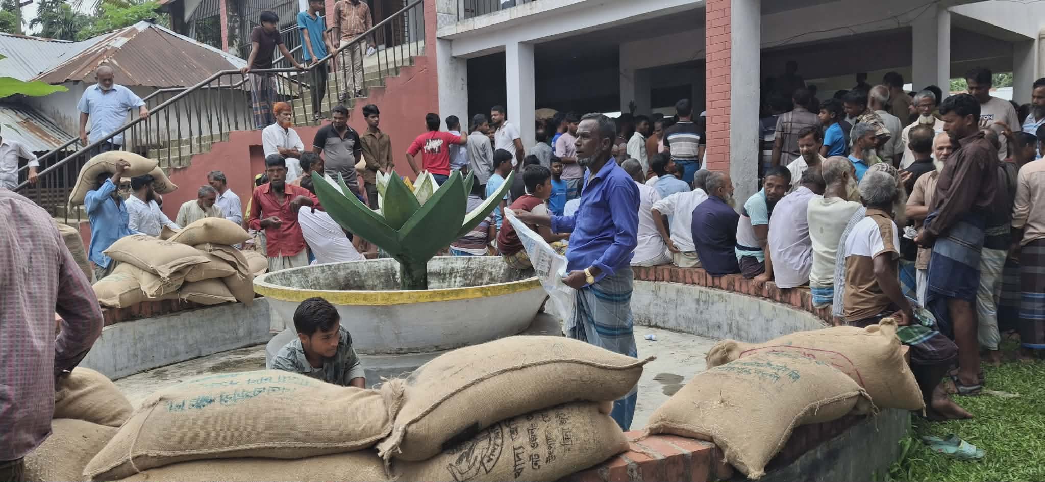 বাউফলে চাল লুটের অপপ্রচার