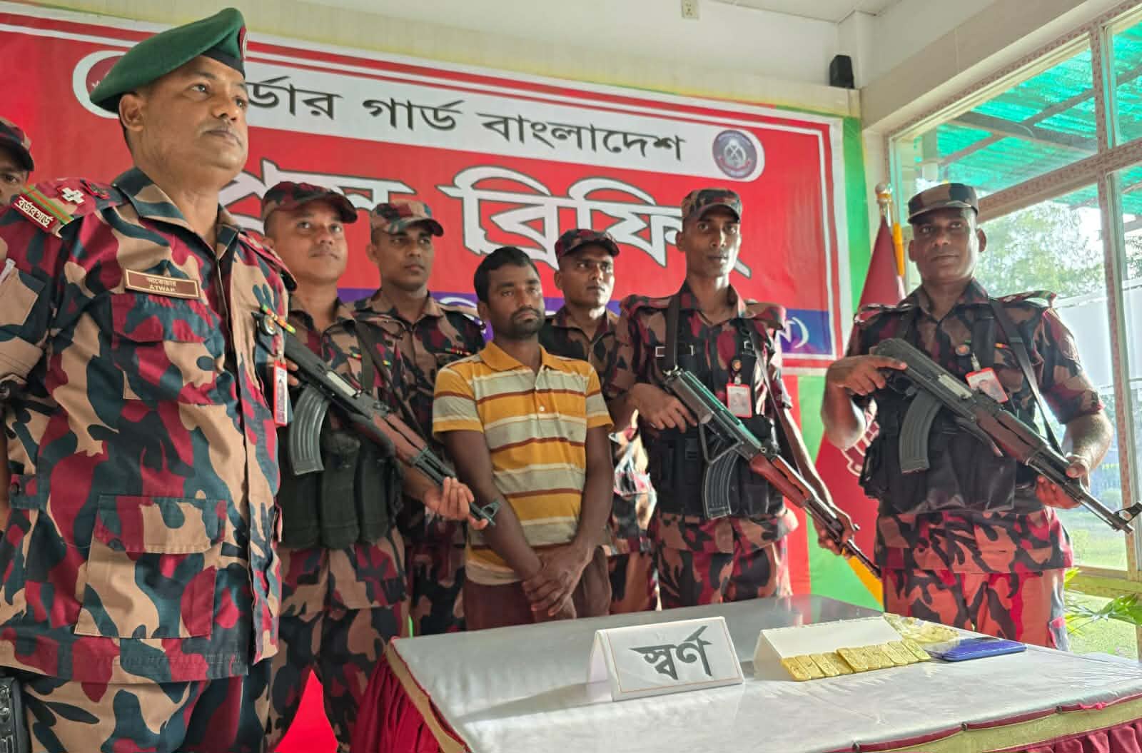 জয়পুরহাটে ২ কোটি ২৭ লাখ স্বর্ণসহ – আটক ১