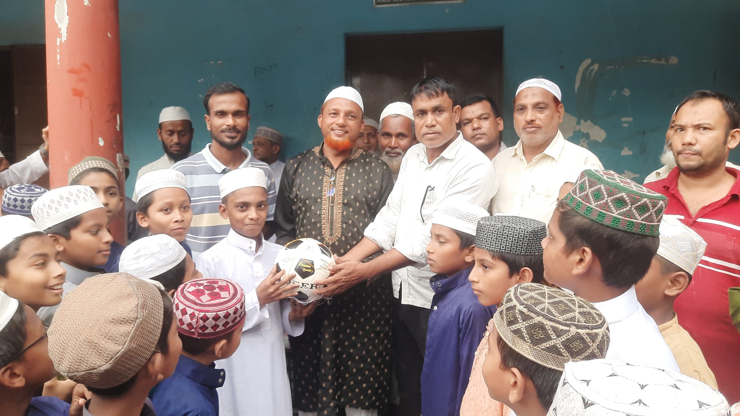 ডামুড্যায় আক্তার খাঁনের উদ্যোগে এতিমদের ফুটবল-ফল বিতরণ